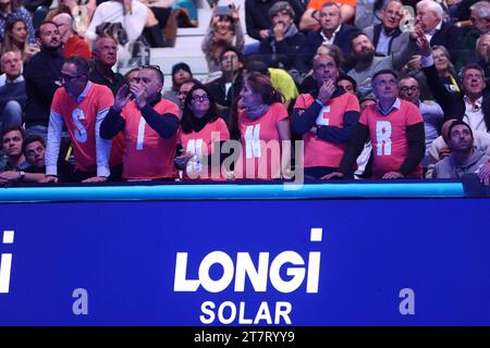 Turin, Italien. November 2023. Fans von Jannik Sinner während des Round Robin Singles Matches zwischen Jannik Sinner aus Italien und Holger Rune aus Dänemark am fünften Tag des Nitto ATP World Tour Finals. Quelle: Marco Canoniero/Alamy Live News Stockfoto