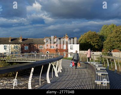 Fußgängerbrücke über den Fluss Aire in Castleford, West Yorkshire, England, Großbritannien Stockfoto