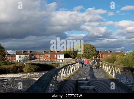 Fußgängerbrücke über den Fluss Aire in Castleford, West Yorkshire, England, Großbritannien Stockfoto