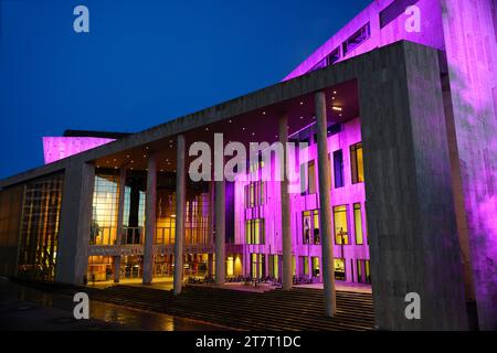 Budapest, Ungarn - 3. November 2023: Gebäude des Museums Ludwig im Nachtlicht. Stockfoto