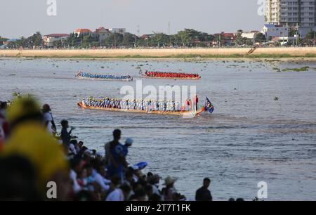 Dragonboat Racing Wettbewerb für das Bon OM Touk Water Festival in Phnom Penh am Tonle SAP & Mekong River Confluence, traditionelle Bootsrennen, Kambodscha Stockfoto