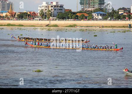 Dragonboat Racing Wettbewerb für das Bon OM Touk Water Festival in Phnom Penh am Tonle SAP & Mekong River Confluence, traditionelle Bootsrennen, Kambodscha Stockfoto