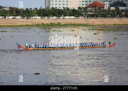 Dragonboat Racing Wettbewerb für das Bon OM Touk Water Festival in Phnom Penh am Tonle SAP & Mekong River Confluence, traditionelle Bootsrennen, Kambodscha Stockfoto