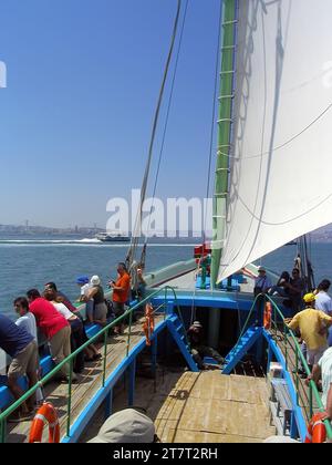 Seixal, Portugal. 20. Juni 2023: Touristen, die eine Kreuzfahrt an Bord des Segelbootes Amoroso genießen, ein historisches, typisches oder traditionelles Varino-Boot der Stockfoto