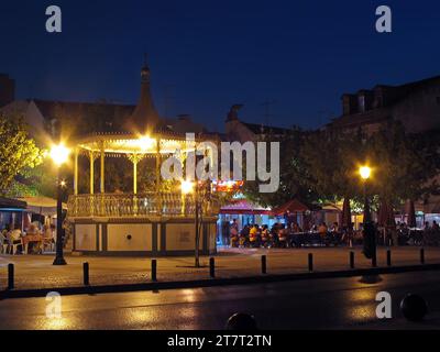 Seixal, Portugal. 3. Juni 2023: Nachtbühne in Amora mit Open-Air-Restaurants und Bars auf dem Platz. Seixal, Portugal. Stockfoto
