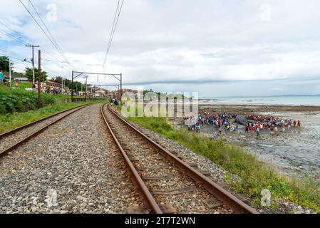 Salvador, Bahia, Brasilien - 30. August 2019: Blick auf die Eisenbahnlinie im Stadtteil Coutos in Salvador, Bahi Stockfoto