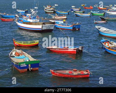 Trafaria, Portugal. 29. März 2023: Traditionelle kleine Holzfischboote von den Fischern des Dorfes Trafaria, die an der Mündung des Tejo ankern. Stockfoto