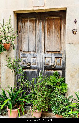 Alte Holztür eines Hauses im Dorf Valldemossa Mallorca Balearen Spanien Stockfoto