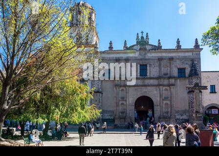 Mexiko-Stadt, CDMX, Mexiko, Parroquia San Juan Bautista oder Iglesia de San Juan Bautista im Plaza Hidalgo, nur Editorial. Stockfoto