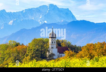 Kirche St. Johann in Holzhausen am Starnberger See, hinter der Zugspitze, Alpenvorland, Oberbayern, Bayern, Deutschland, Europa Stockfoto