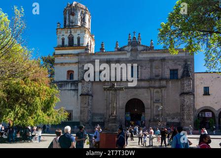 Mexiko-Stadt, CDMX, Mexiko, Parroquia San Juan Bautista oder Iglesia de San Juan Bautista im Plaza Hidalgo, nur Editorial. Stockfoto