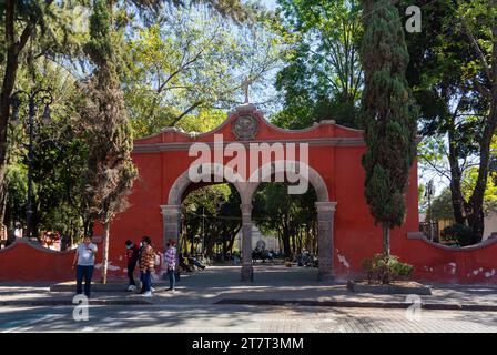 Mexiko-Stadt, CDMX, Mexiko, eine Eingangsarchitektur von Jardín Centenario im Viertel Coyoacan, nur redaktionell. Stockfoto