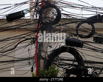 Mexiko-Stadt, kaputte Stromleitungen und Verbindungskabel. Viele verwickelte Drähte an elektrischen Masten in der Stadt Stockfoto