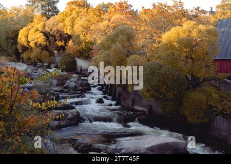 Urbaner Herbstpark mit Wasserfall in Helsinki, Finnland Stockfoto