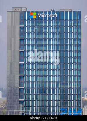 Belgrad, Serbien - 09. April 2023: Computer Software Company Microsoft Office Building Skyscraper at New Belgrade. Stockfoto