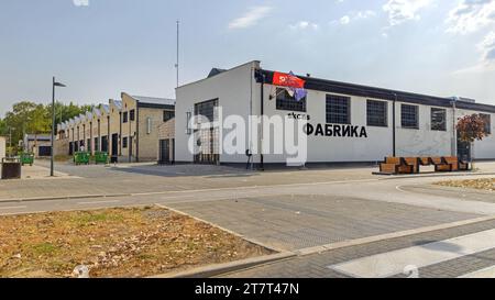 Novi Sad, Serbien - 19. August 2022: Studenten Kulturzentrum Gebäude Skcns Fabrik Sommertag Vojvodina. Stockfoto