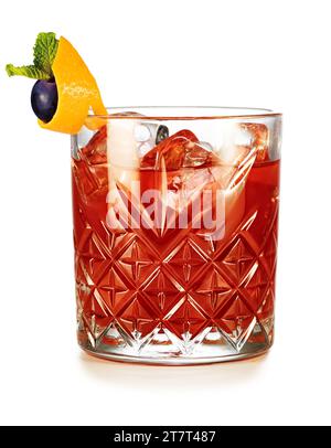 Klassischer negroni-Cocktail auf den Felsen garniert mit Trauben- und Minzblatt in Orangenschale isoliert auf weißem Hintergrund. Echte Studio-Aufnahme. Stockfoto