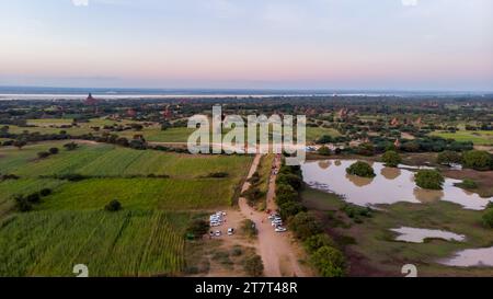 Ein Blick aus der Vogelperspektive auf eine grüne ländliche Landschaft in Bagan, Myanmar Stockfoto