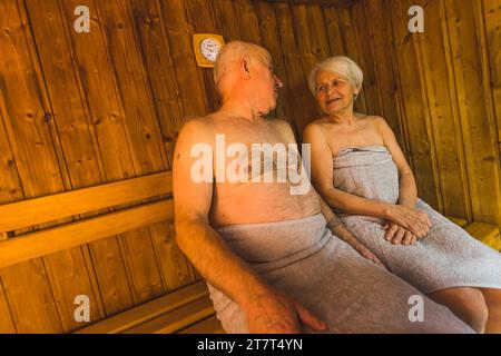 Sehr süßes und nettes altes Paar, das zusammen in der Sauna genießt. Hochwertige Fotos Stockfoto