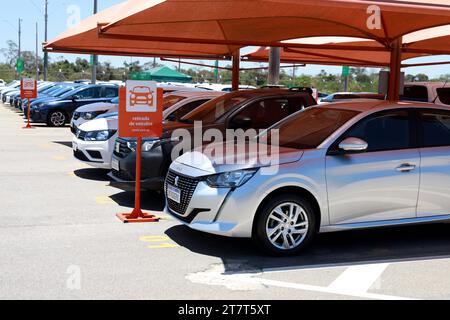 Flughafen vitoria da Conquista, bahia, brasilien - 11. november 2023: Fahrzeuge werden auf dem Parkplatz des Flughafens Vitoria da Conquista gesehen. VITORIA da CONQUISTA BAHIA BRASILIEN Copyright: XJoaxSouzax 111123JOA4311731 Credit: Imago/Alamy Live News Stockfoto