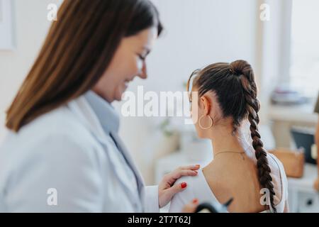 Erfahrene Ärztin, Die Eine Gründliche Medizinische Untersuchung Mit Dem Otoskop Durchführt. Stockfoto