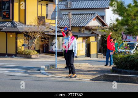 Kyoto, Japan – März 31 2023: Eine nicht identifizierte Politikerin führt mit ihrem Unterstützungsteam auf einer Straße eine Wahlkampagne Stockfoto