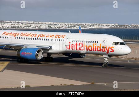 Eine Boeing 757-200 von Jet2 Holidays wartet auf die Abfahrt vom Flughafen Lanzarote Arrecife Stockfoto