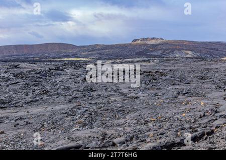 Lavafelsen kühlen sich immer noch in der Nähe des aktiven Vulkans Geldingadalir ab, von Fagradalsfjall Eruption 2021and Meradalir Eruption 2022 Stockfoto