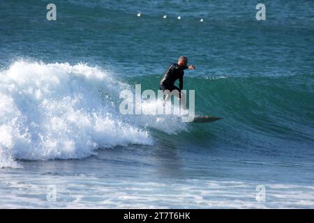 Ein Surfer am Matagorda Beach in der Nähe von Arrecife Lanzarote Kanarischen Inseln Spanien Stockfoto