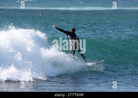 Ein Surfer am Matagorda Beach in der Nähe von Arrecife Lanzarote Kanarischen Inseln Spanien Stockfoto