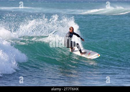 Ein Surfer am Matagorda Beach in der Nähe von Arrecife Lanzarote Kanarischen Inseln Spanien Stockfoto