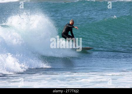 Ein Surfer am Matagorda Beach in der Nähe von Arrecife Lanzarote Kanarischen Inseln Spanien Stockfoto