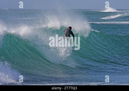 Ein Surfer am Matagorda Beach in der Nähe von Arrecife Lanzarote Kanarischen Inseln Spanien Stockfoto