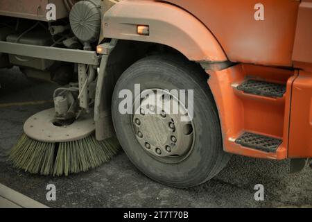 Straßenreinigung. Bürste für Asphalt. Wäschetransport in der Stadt. Stockfoto