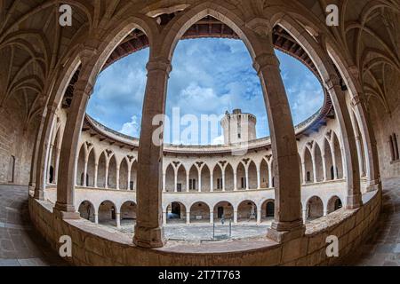 Innenhof der kreisförmigen gotischen Burg Bellver (Castillo de Bellver), die 1300-1311 vom Architekten Pere Salvà für König Jakob II. Von Aragon und Majo erbaut wurde Stockfoto