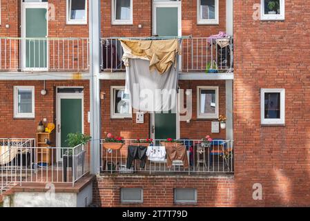 Die Kleidung trocknet auf dem Balkon in der Stadt Stockfoto