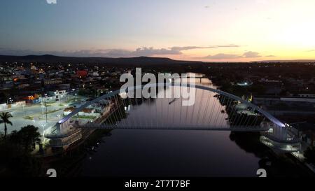 Kabelsteg santa maria da vitoria, bahia, brasilien - 23. oktober 2023: Kabelsteg im westlichen Bahia. SANTA MARIA da VITORIA BAHIA BRASILIEN Copyright: XJoaxSouzax 231023JOA4317509 Credit: Imago/Alamy Live News Stockfoto