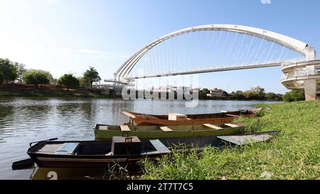 Kabelsteg santa maria da vitoria, bahia, brasilien - 23. oktober 2023: Kabelsteg im westlichen Bahia. SANTA MARIA da VITORIA BAHIA BRASILIEN Copyright: XJoaxSouzax 231023JOA4317537 Credit: Imago/Alamy Live News Stockfoto
