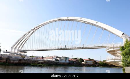 Kabelsteg santa maria da vitoria, bahia, brasilien - 23. oktober 2023: Kabelsteg im westlichen Bahia. SANTA MARIA da VITORIA BAHIA BRASILIEN Copyright: XJoaxSouzax 231023JOA4317543 Credit: Imago/Alamy Live News Stockfoto