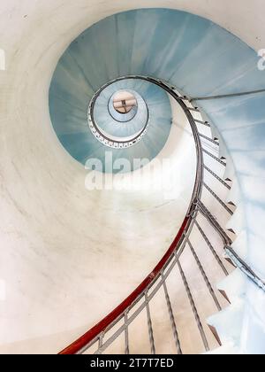 Treppe im Leuchtturm Lyngvig Fyr bei Hvide Sande, Dänemark. Stockfoto