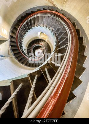 Treppe im Leuchtturm Lyngvig Fyr bei Hvide Sande, Dänemark. Stockfoto