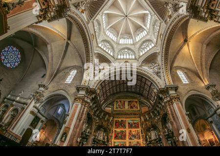 VALENCIA, SPANIEN - 28. MÄRZ 2022: Innere der Kathedrale von Valencia, Marienkathedrale, römisch-katholische Kirche im valencianischen gotischen Stil Stockfoto