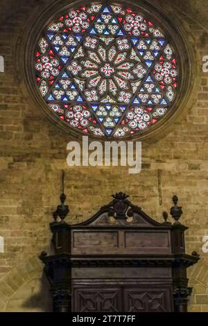 VALENCIA, SPANIEN - 28. MÄRZ 2022: Innere der Kathedrale von Valencia, Marienkathedrale, römisch-katholische Kirche im valencianischen gotischen Stil Stockfoto