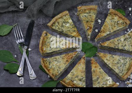 Köstlicher Quiche-Kuchen mit Hüttenkäse und Spinat-Füllung Stockfoto