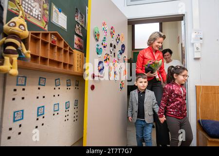 Brüssel, Belgien November 2023. Königin Mathilde von Belgien kommt zu einer königlichen Lesung im Kindergarten „GVKS Groenendaal“ in Merksem, Antwerpen, während der Woche des Vorlesens am Freitag, den 17. November 2023. BELGA PHOTO JONAS ROOSENS Credit: Belga News Agency/Alamy Live News Stockfoto