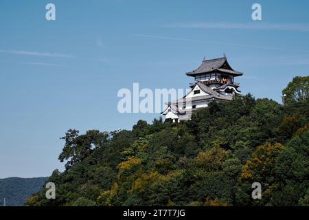 Historisches Inuyama Castle nördlich von Nagoya, Japan an einem klaren Tag Stockfoto