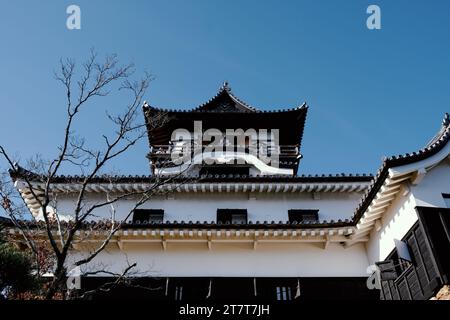 Historisches Inuyama Castle nördlich von Nagoya, Japan an einem klaren Tag Stockfoto