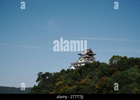 Historisches Inuyama Castle nördlich von Nagoya, Japan an einem klaren Tag Stockfoto