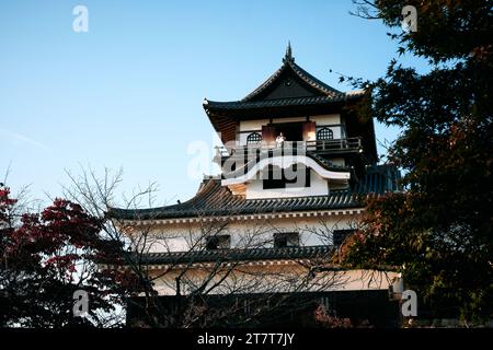 Historisches Inuyama Castle nördlich von Nagoya, Japan an einem klaren Tag Stockfoto