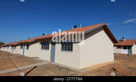 Regierungswohnungsprogramm santa maria da vitoria, bahia, brasilien - 23. oktober 2023: Blick auf ein Wohnhaus mit beliebten Häusern aus dem Minha Casa, Minha Vida Programm im Bundesstaat Bahia. SANTA MARIA da VITORIA BAHIA BRASILIEN Copyright: XJoaxSouzax 231023JOA4317563 Credit: Imago/Alamy Live News Stockfoto